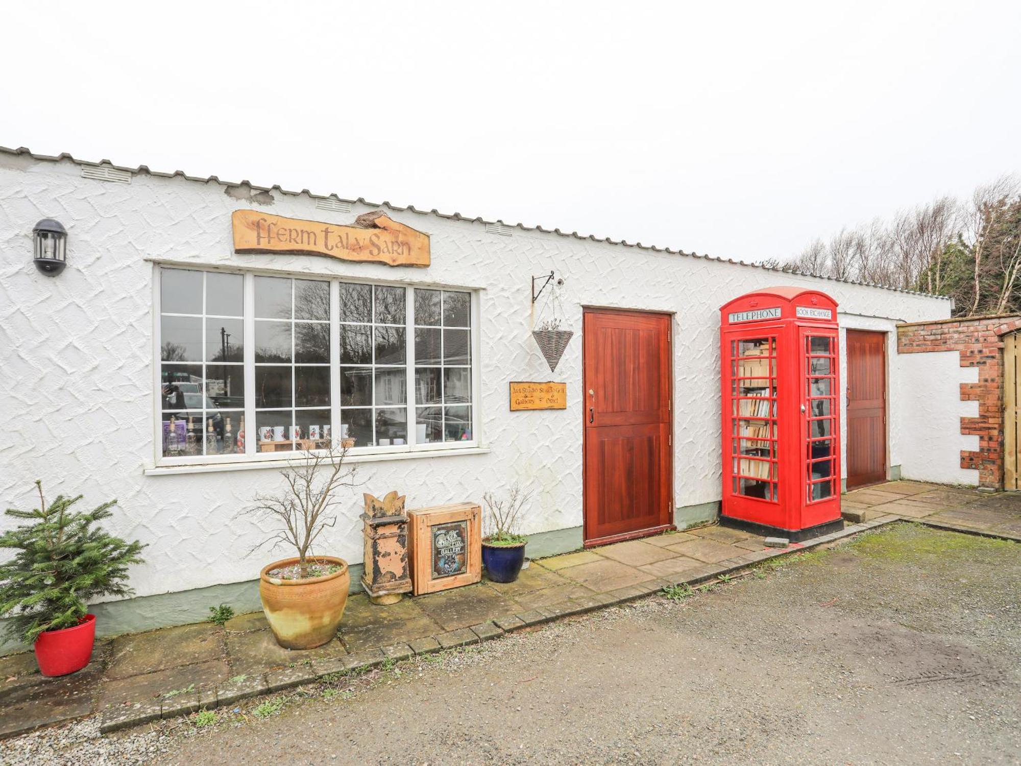 Tal Sarn Shepherd Hut Llanfairpwllgwyngyll Exterior photo